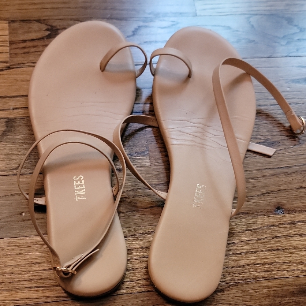 Chic Tan Strappy Sandals